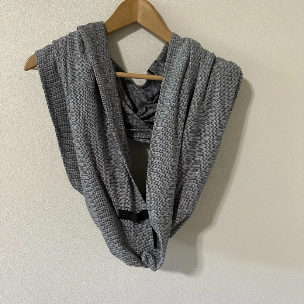 Lululemon Vinyasa Black White Herringbone Infinity Scarf Wrap Snaps One Size